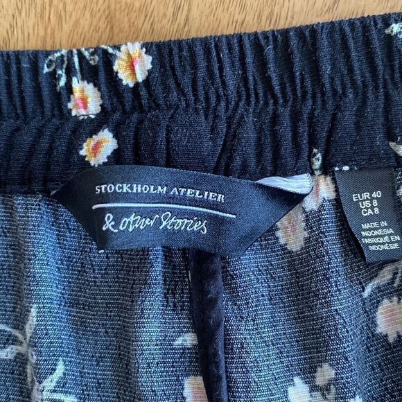 & Other Stories fluid shorts in dark floral print Size 8 - Picture 7 of 12
